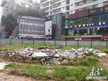 深圳市罗湖区东门时代广场绿地公园施工围挡等设施遭打砸