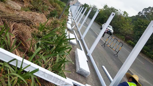 东莞PVC隔离栏_东莞樟木头镇马路pvc围挡安装-东莞-深圳市大通建材有限公司钢围挡生产定制厂家